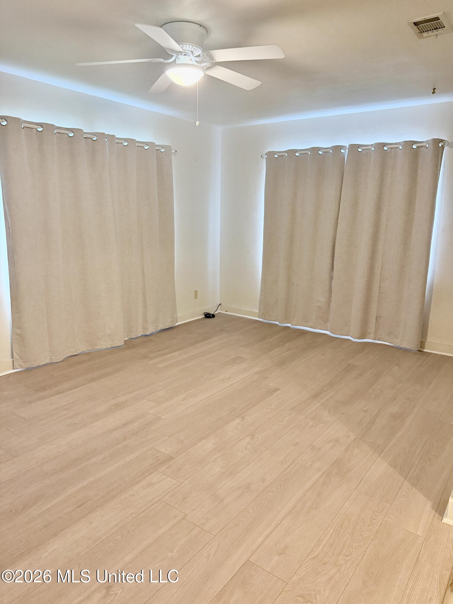 Image 3: LIVING ROOM