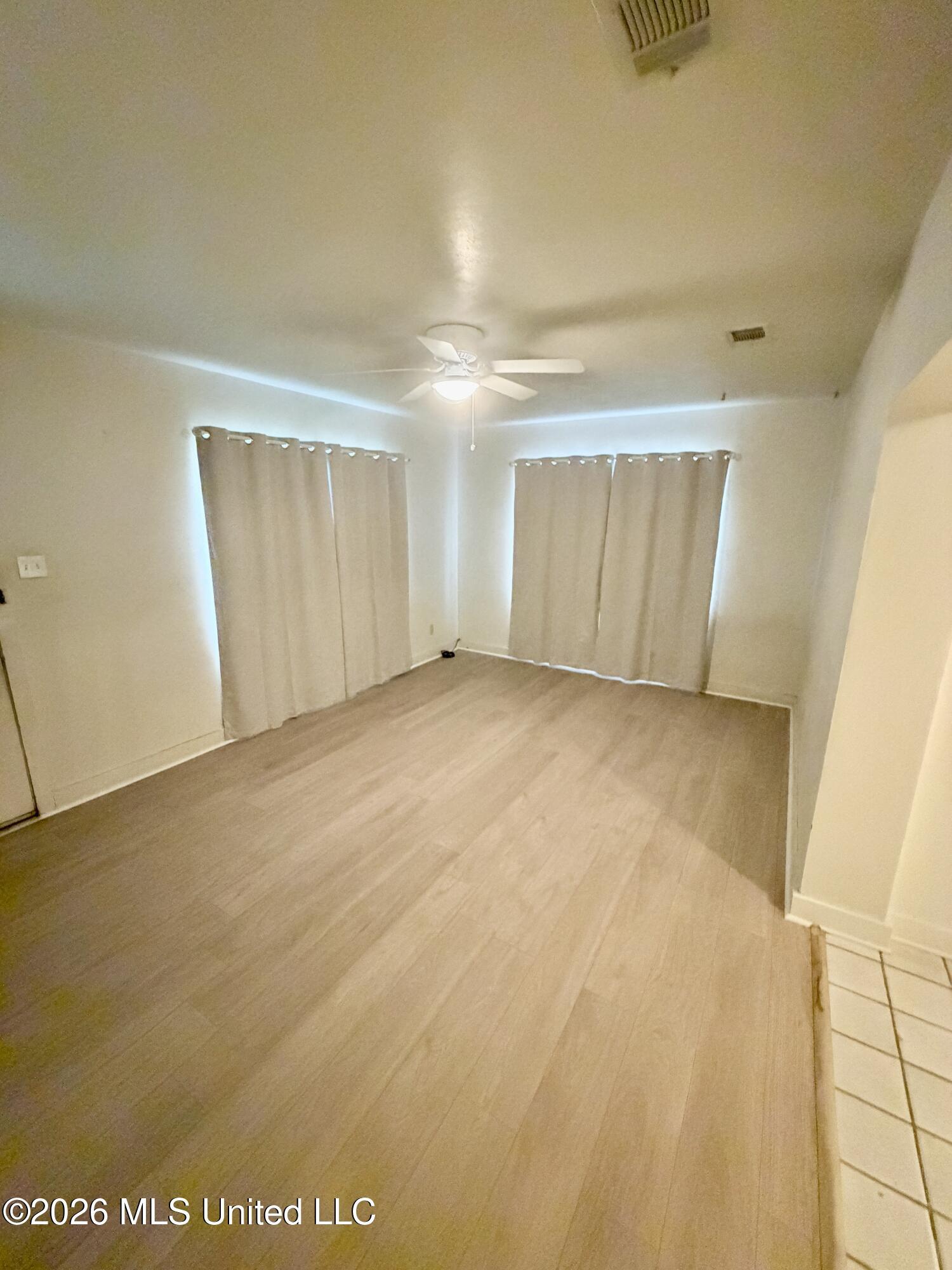 Image 4: LIVING ROOM