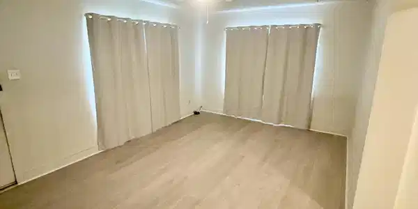 Image 4: LIVING ROOM