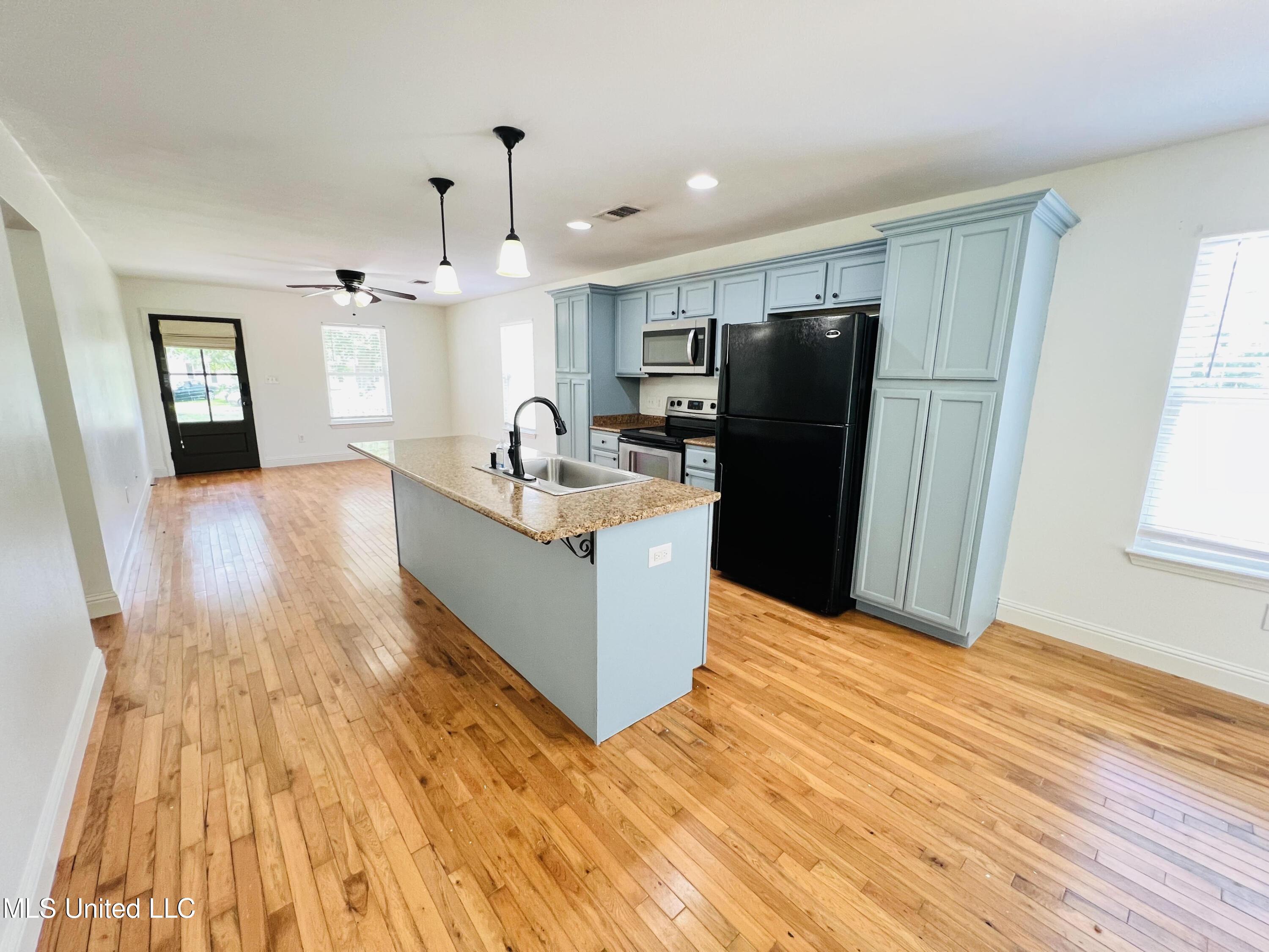 Image 2: 205 Jeff Davis Kitchen 5