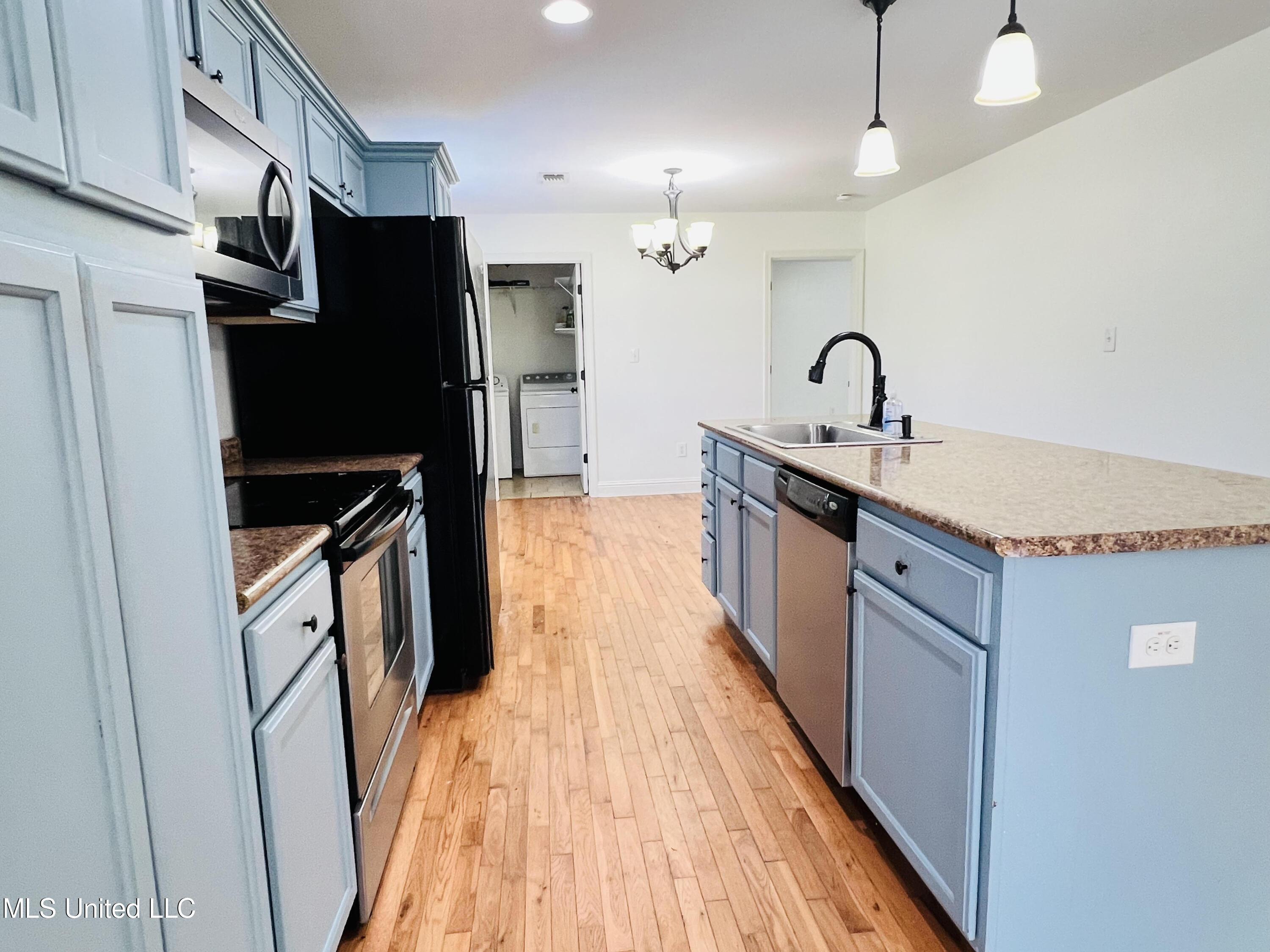 Image 3: 205 Jeff Davis Kitchen 7