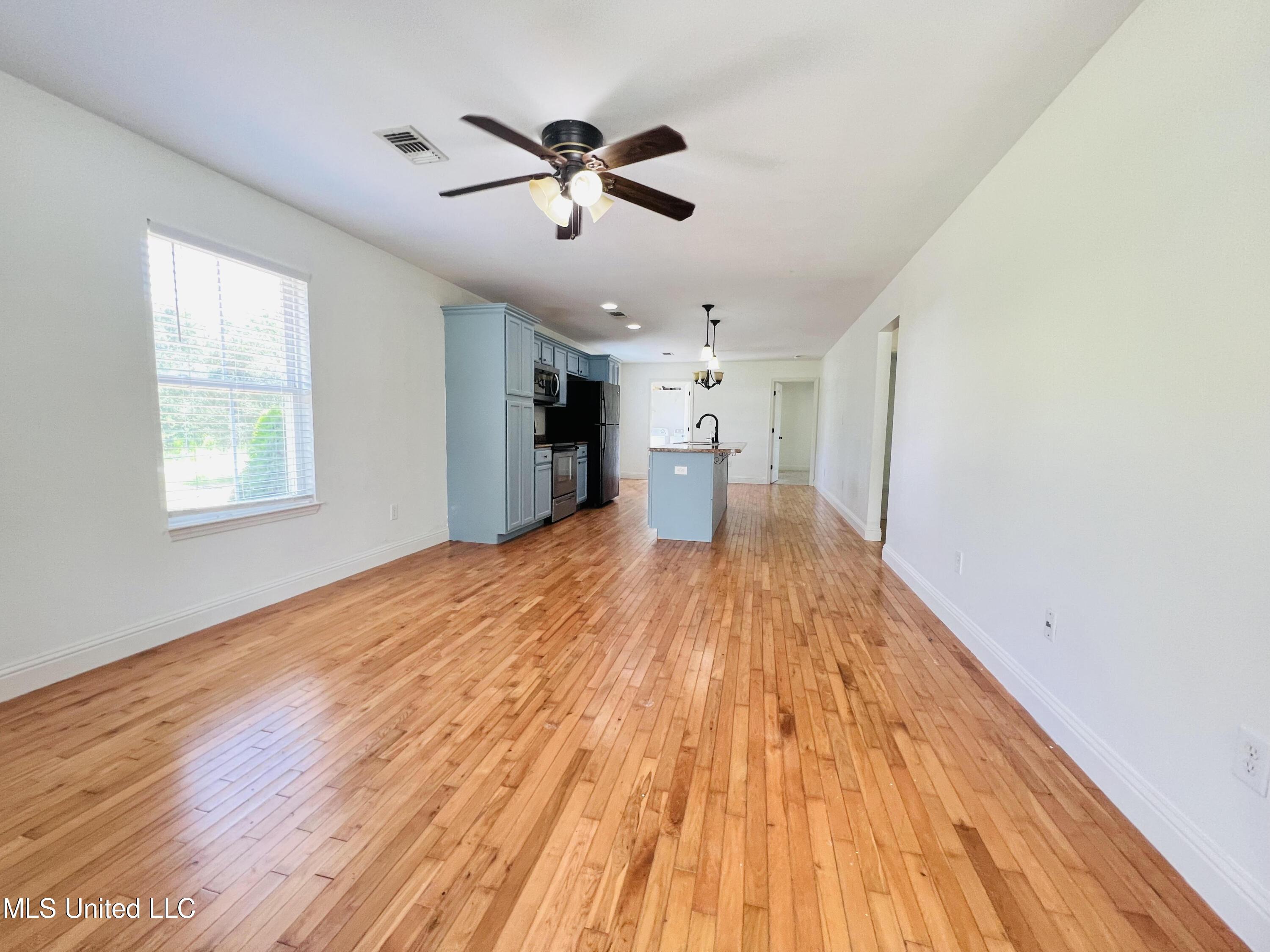 Image 4: 205 Jeff Davis Kitchen 8