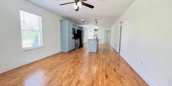 Image 4: 205 Jeff Davis Kitchen 8