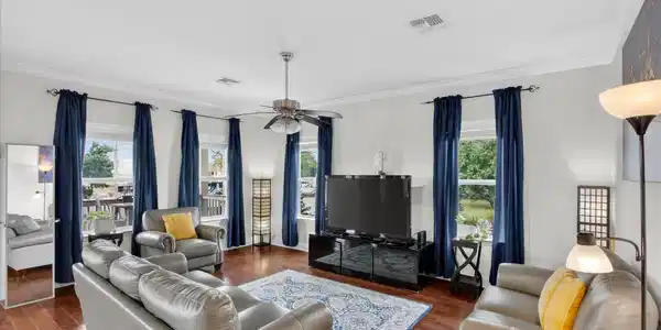 Image 3: living room1