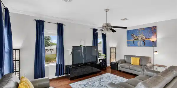 Image 4: Living room