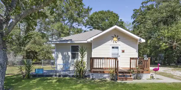 36 Railroad Street E
