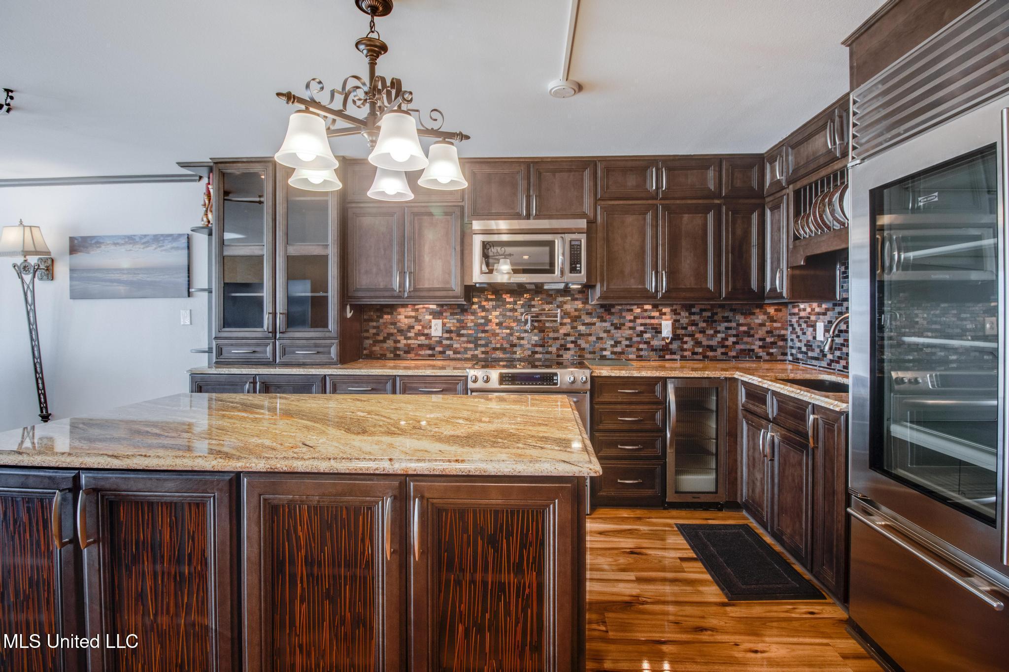 Image 4: kitchen