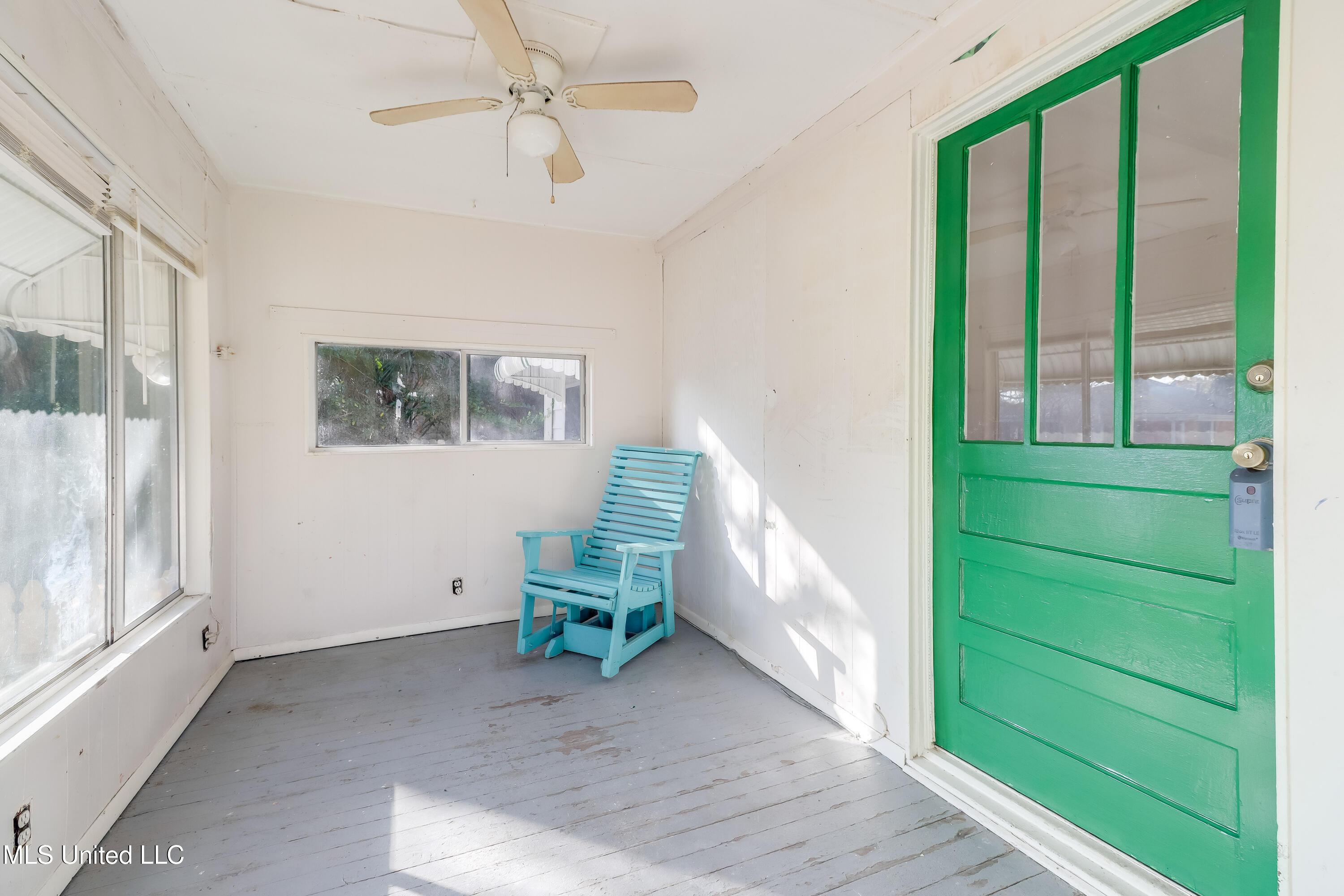 Image 3: Enclosed front porch
