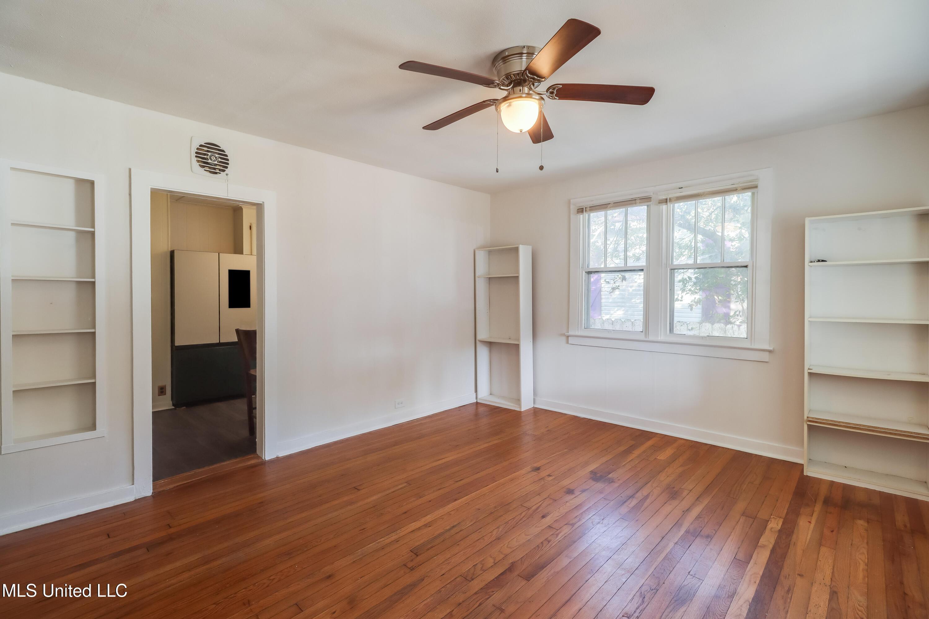 Image 4: Living room