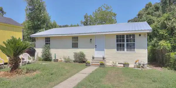 506 E Railroad Street
