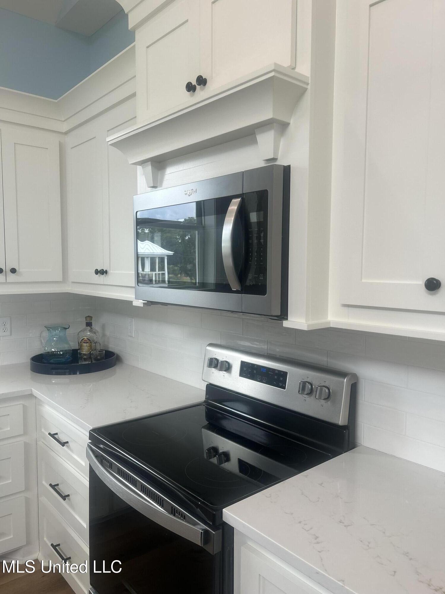 Image 3: Stove/Microwave