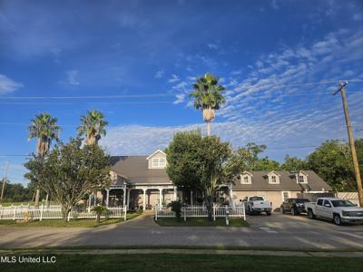 1602 E Railroad Street