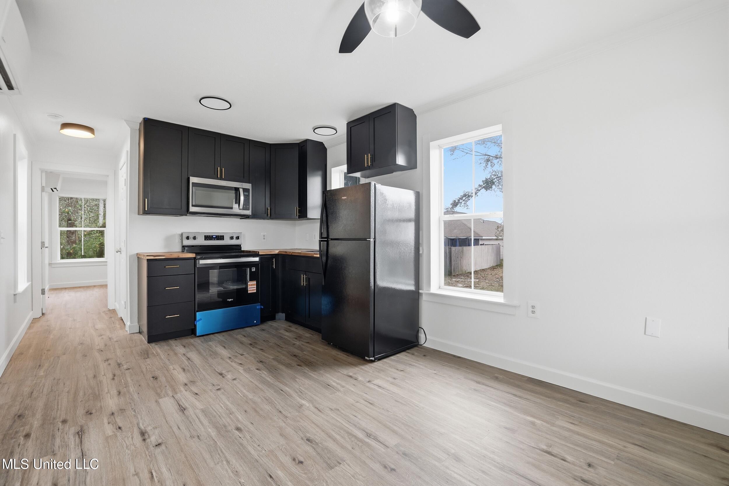 Image 3: Kitchen