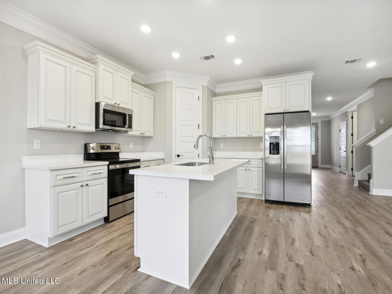 Image 2: GLF_ElliottHomes_Dune_K224_Kitchen