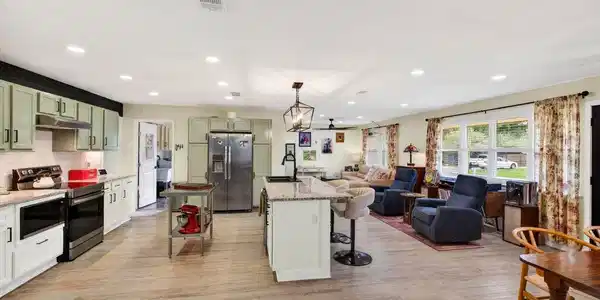 Image 4: 101OlsonAve-8