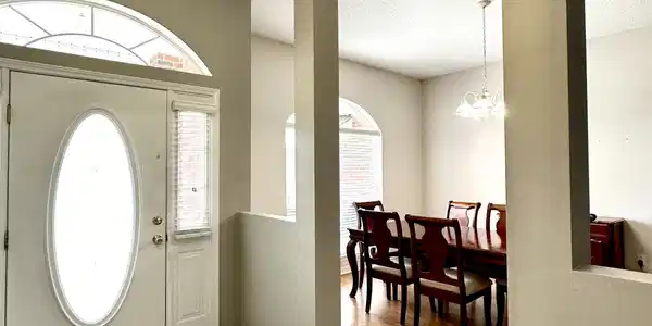 Image 2: Foyer Dining