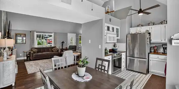 Image 2: Kichen, Breakfast nook, Living room