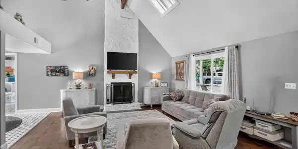 Image 4: Living room