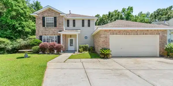 1585 Knoll Court