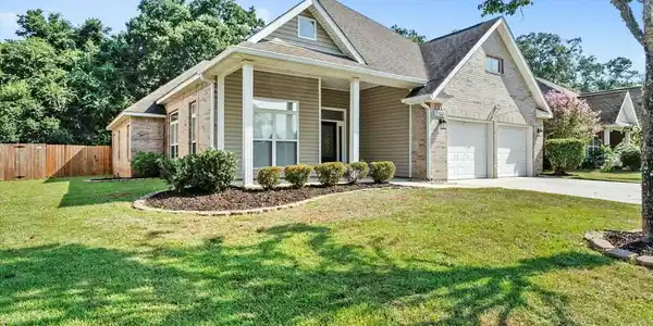 2405 Rue Beaux Chenes