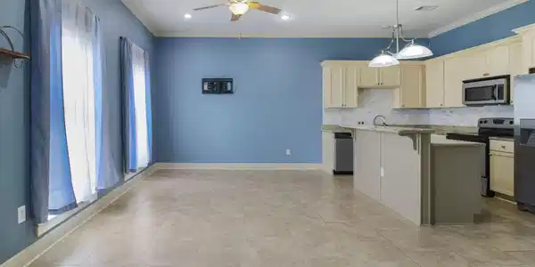 Image 4: Living Room