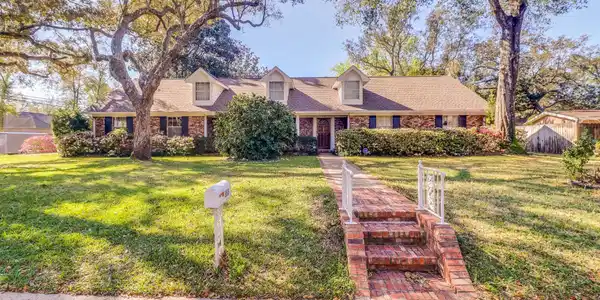 350 Oakridge Circle