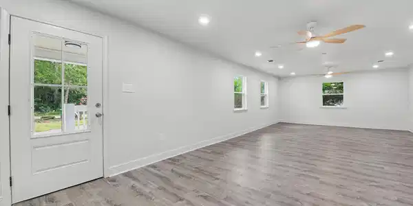 Image 4: Living Room