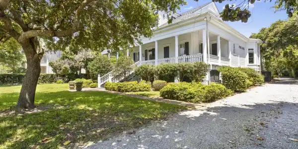 811 E Scenic Drive