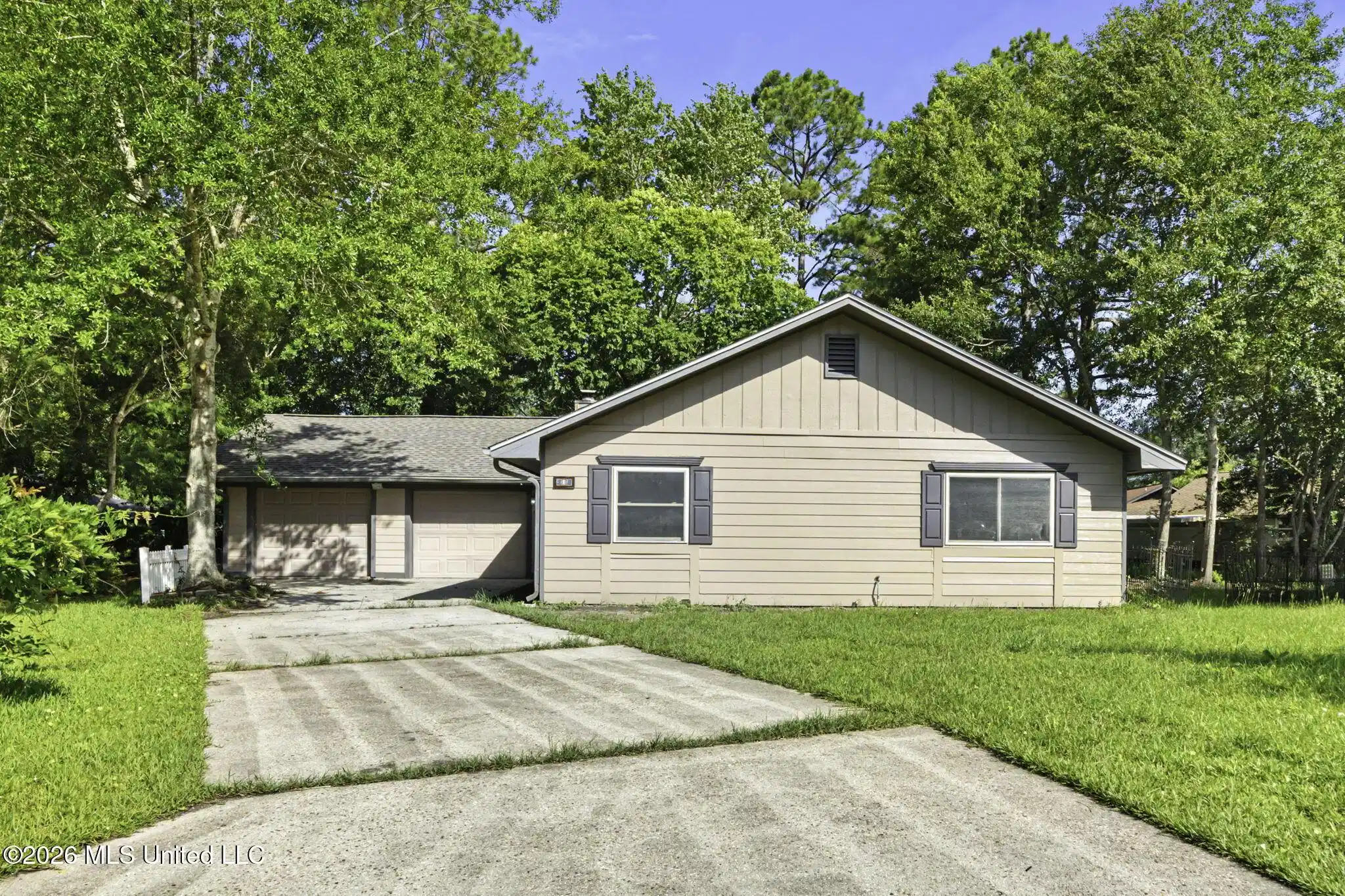Image 1: 2-web-or-mls-Pecan Pl (16)