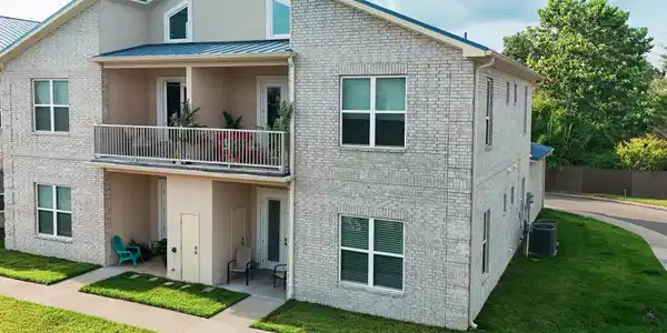 Image 2: 225WinterGarden-30