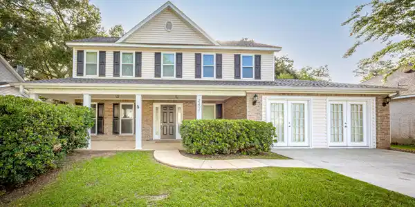 2204 Rue Beaux Chenes