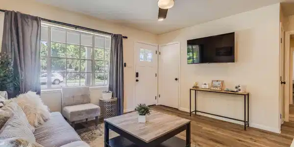 Image 4: Living Room