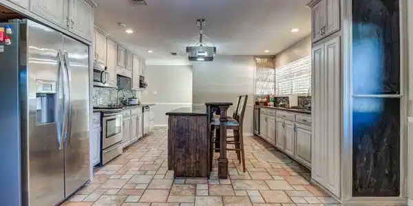 Image 3: kitchen 5