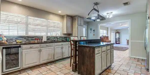 Image 4: kitchen 7