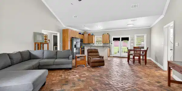 Image 4: 1200TarantoSt.-8