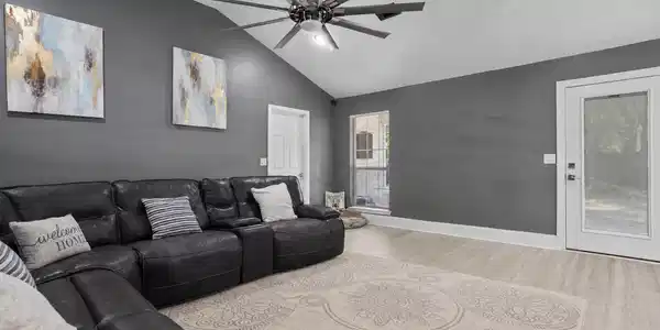 Image 4: Living room