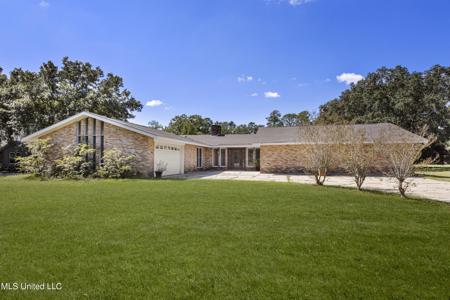 105 St Andrews Drive