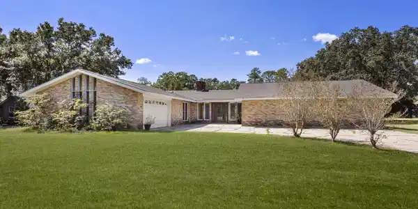 105 St Andrews Drive