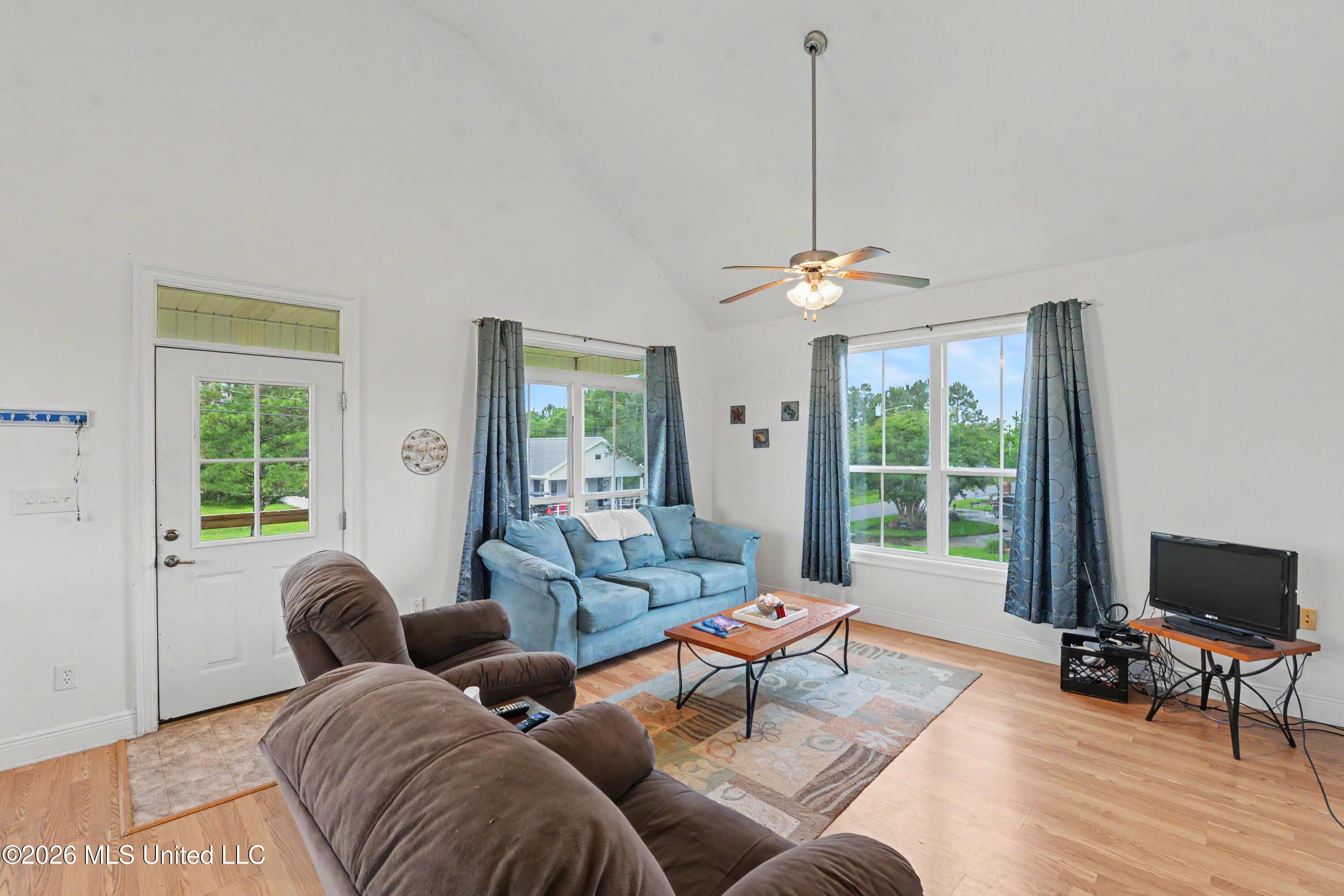 Image 4: Living Room