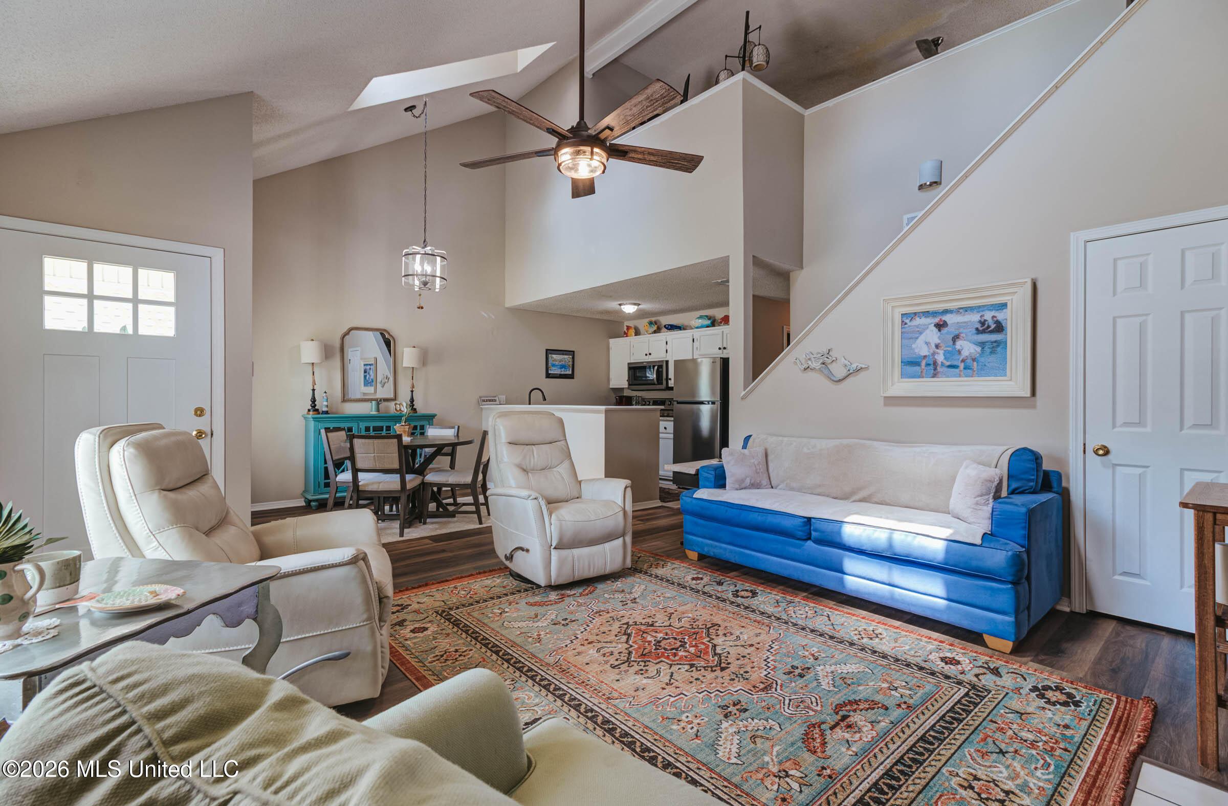 Image 2: 517 Heatherstone Cir (5)
