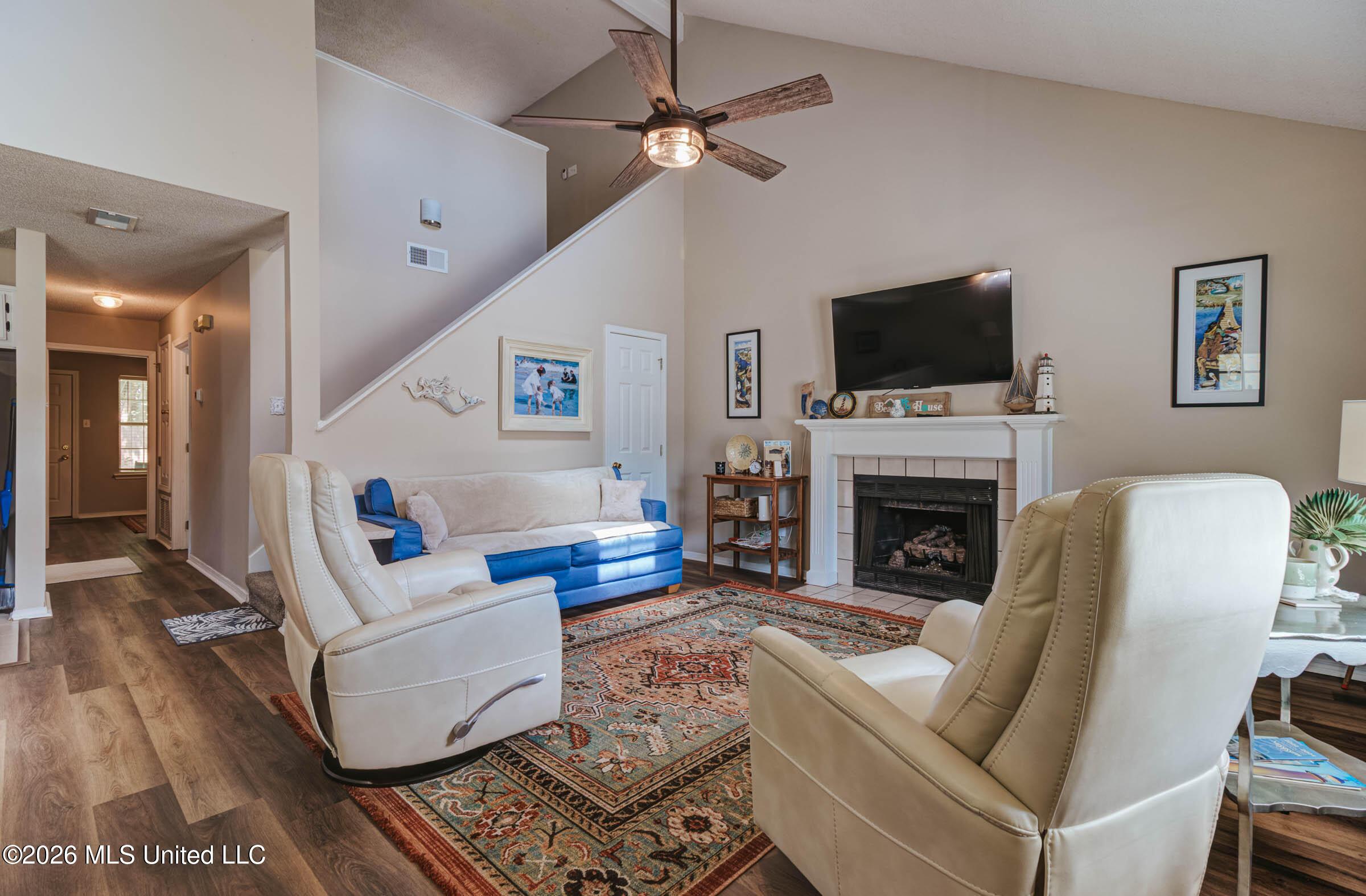 Image 3: 517 Heatherstone Cir (1)