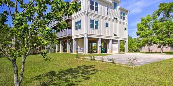 123 Lakewood Drive