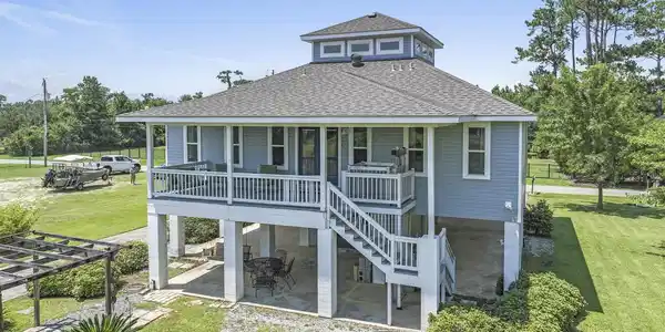 2025 Hollywood Drive
