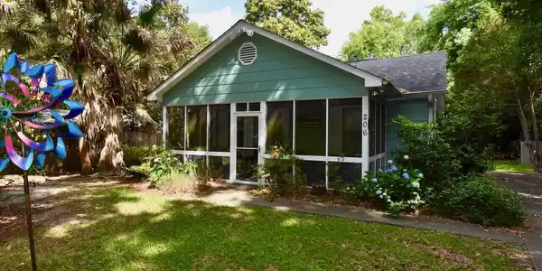 206 Old Pass Road E