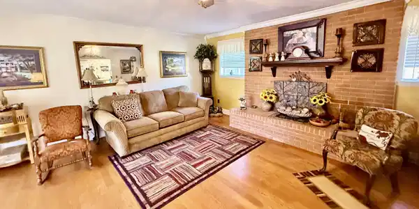 Image 3: Den