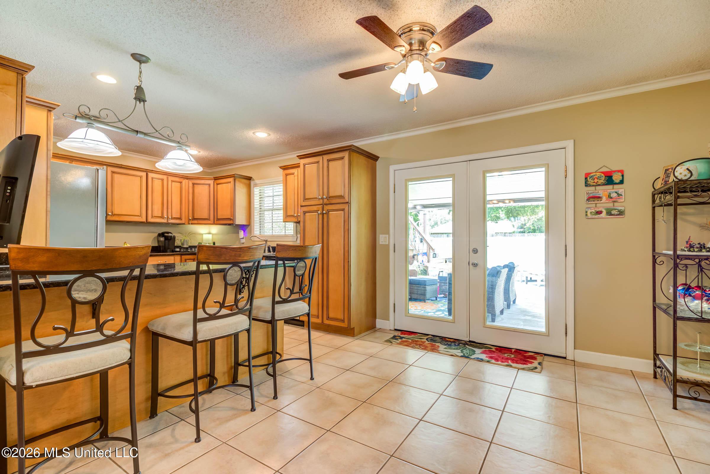 Image 4: Kitchen