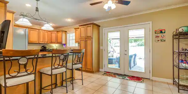 Image 4: Kitchen