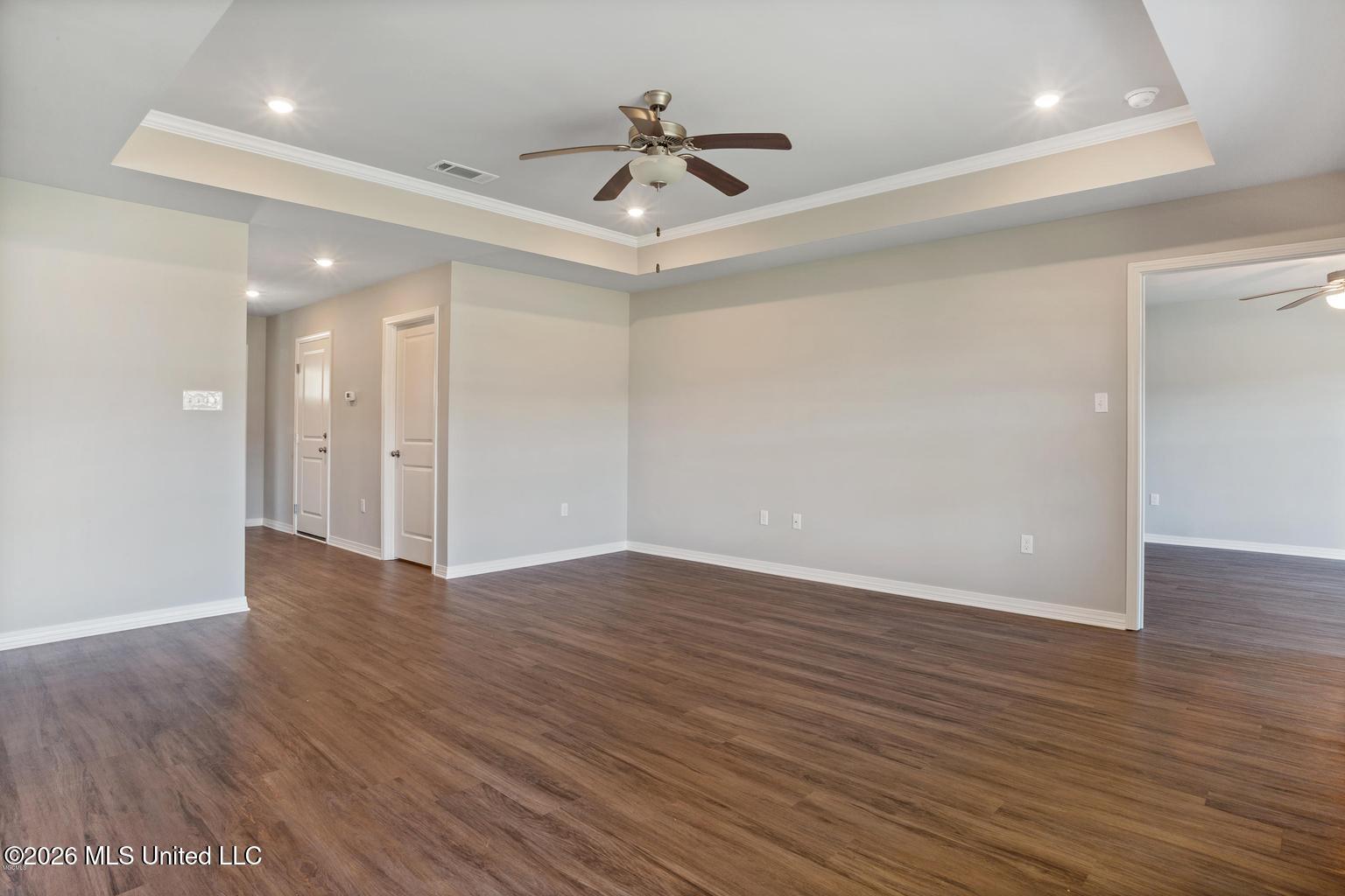 Image 4: Living Room