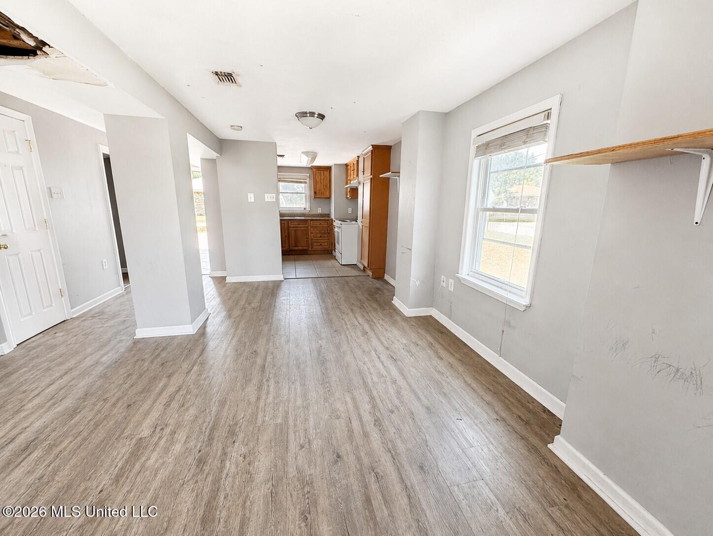Image 3: Living to Kitchen