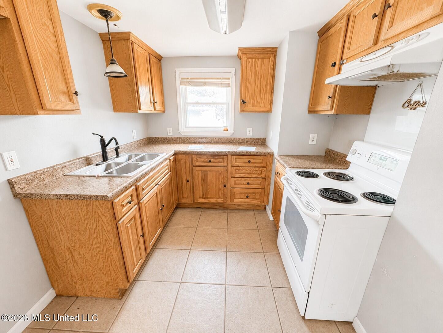 Image 4: Kitchen